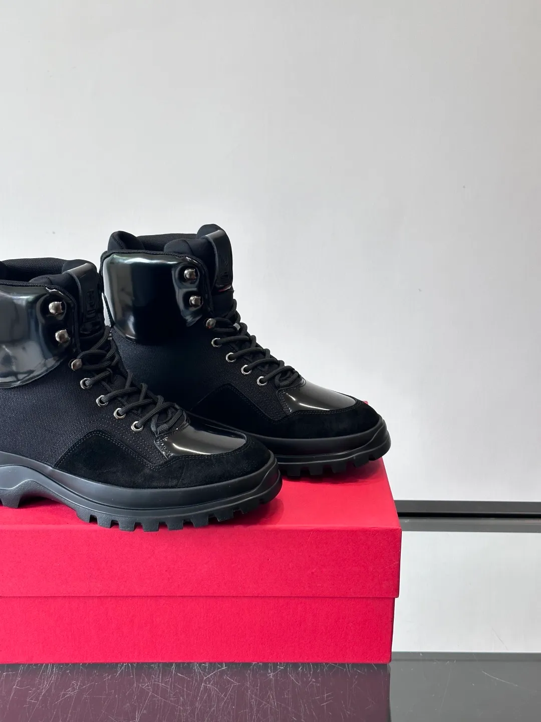 Men's shoes 💰960 Ferragamo's thick-soled lace-up short boots are made of suede + fabric splicing. They have a delicate texture and are breathable. The black rubber thick soles are wear-resistant and have strong traction. They can be worn every day outdoors! The shoelaces are super vibrant and the metal fastener details are perfect. The boot shaft is adjustable, comfortable and stable to wear. It goes well with workwear style or casual style in autumn and winter. It is warm and fashionable. It is suitable for outdoor activities or daily commuting! size: 39-44 (customized at 38.45.46)